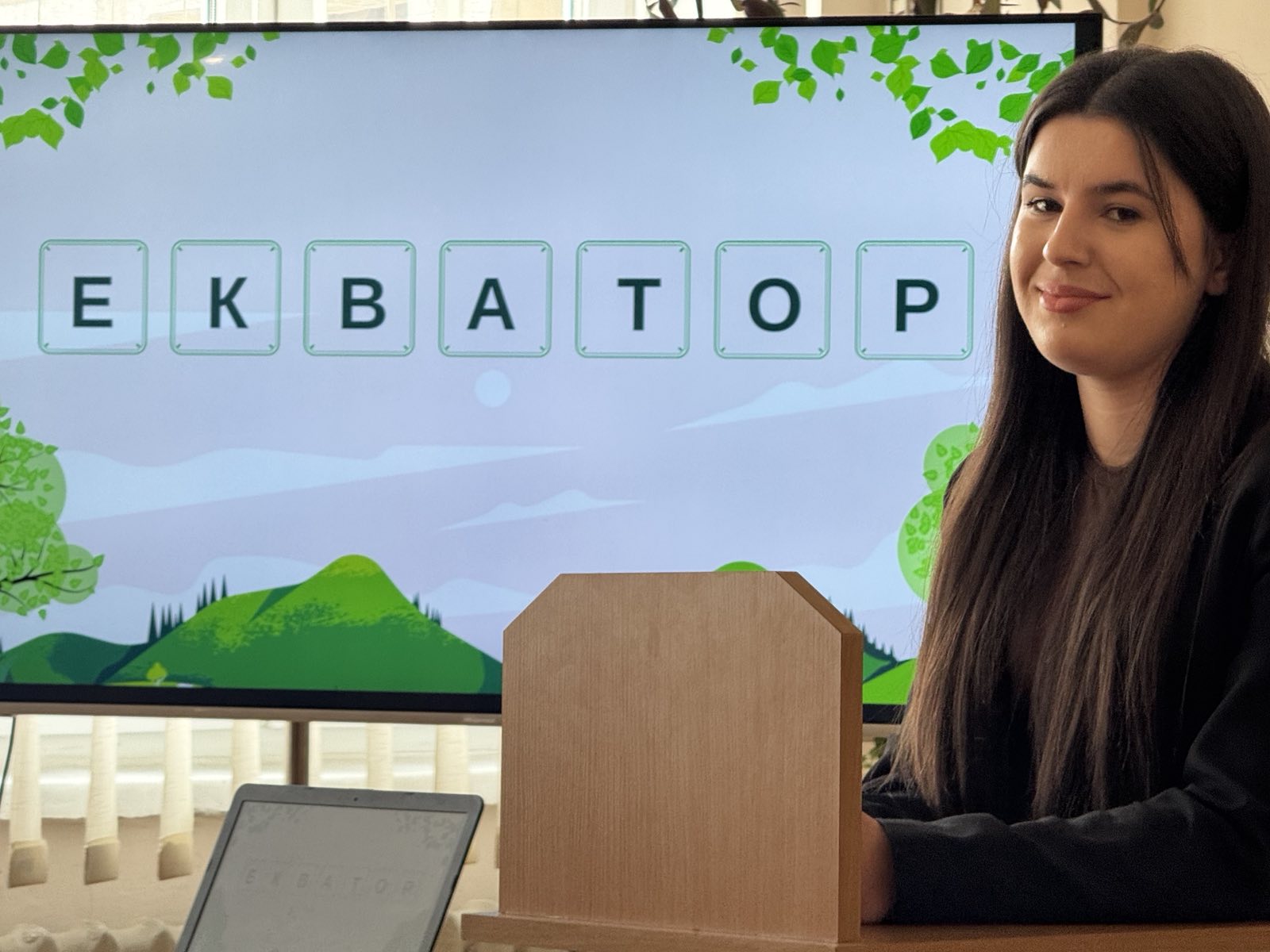 Студентський декан географічного факультету Оксана Пукшин під час проведення святкової геовікторини